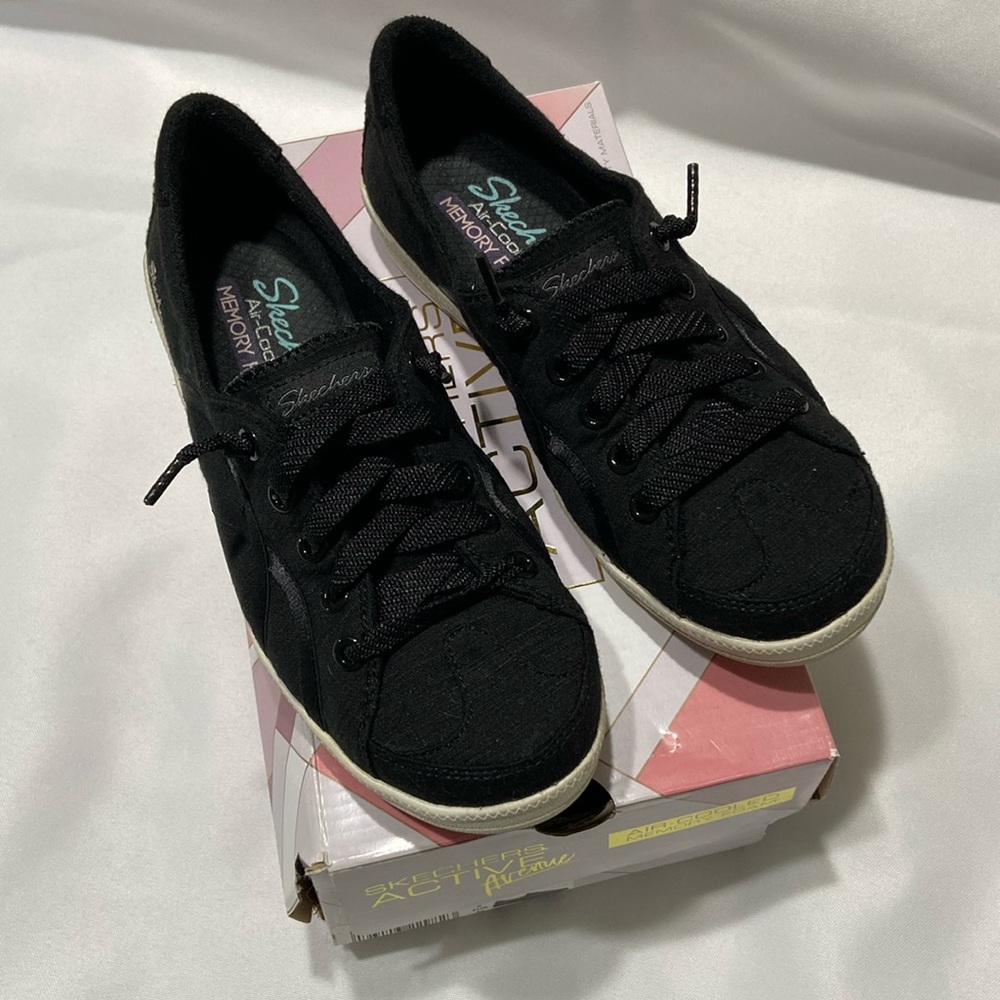 Skechers Madison Ave-Take A Walk Sneaker Black Size 6